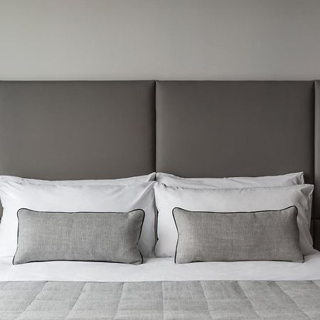 Oakwood Premier Melbourne Aparthotel Bagian luar foto A bed with a headboard