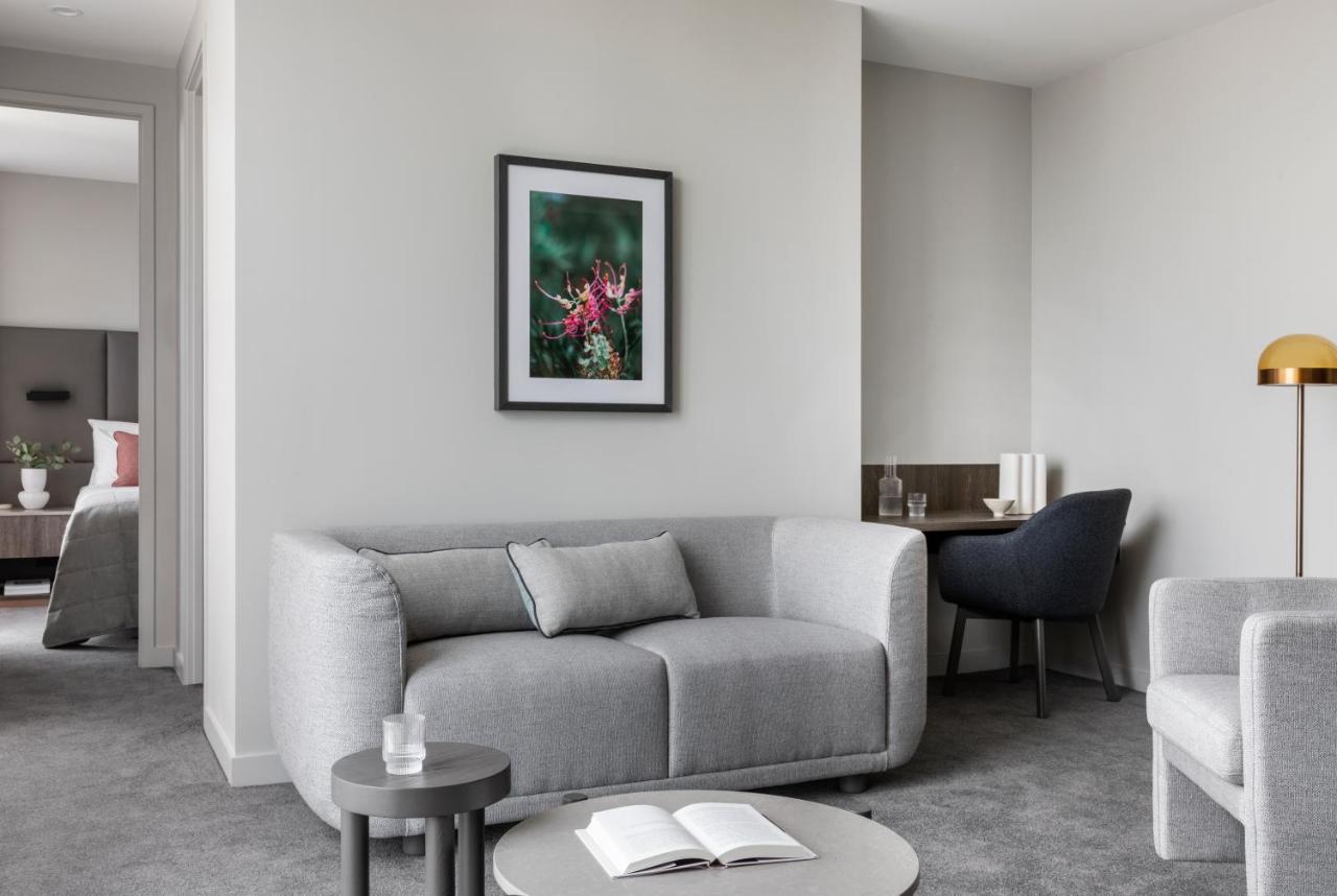 Oakwood Premier Melbourne Aparthotel Bagian luar foto A suite at the hotel