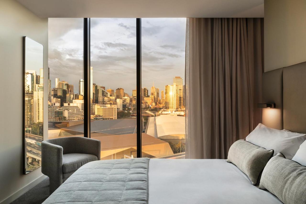 Oakwood Premier Melbourne Aparthotel Bagian luar foto A bedroom at the hotel