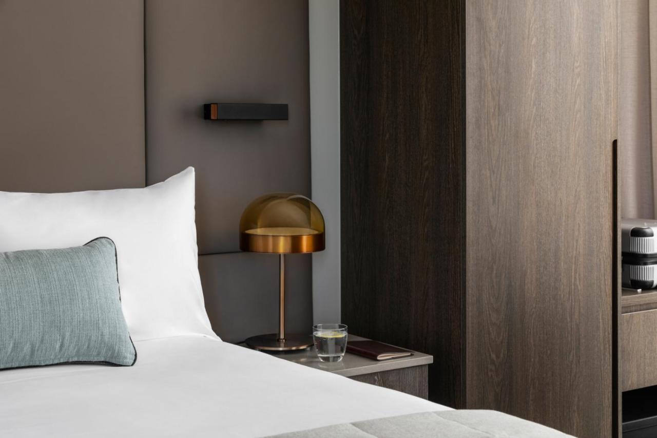 Oakwood Premier Melbourne Aparthotel Bagian luar foto A bedroom at the hotel