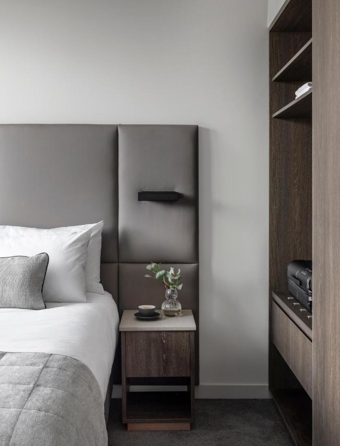 Oakwood Premier Melbourne Aparthotel Bagian luar foto A room at the hotel