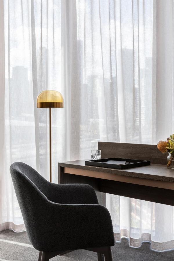 Oakwood Premier Melbourne Aparthotel Bagian luar foto A floor lamp