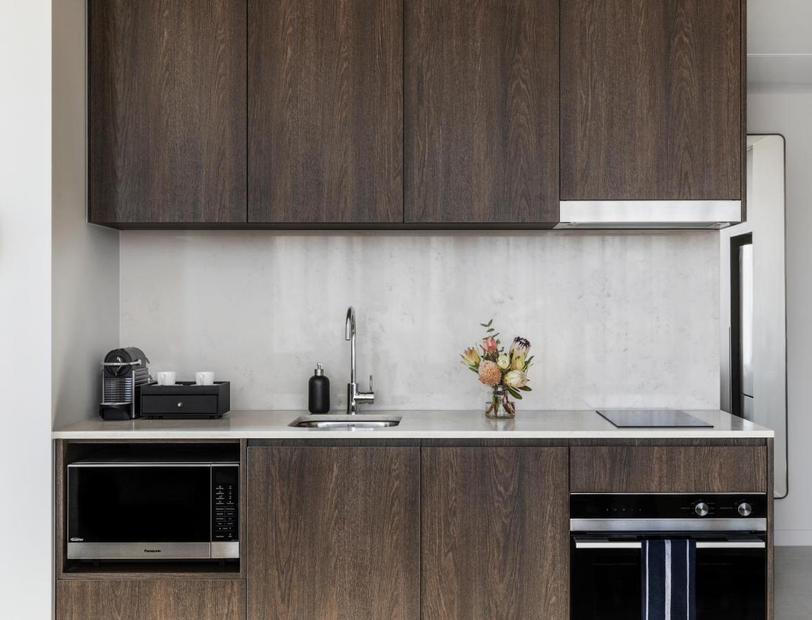 Oakwood Premier Melbourne Aparthotel Bagian luar foto A kitchen in a typical apartment