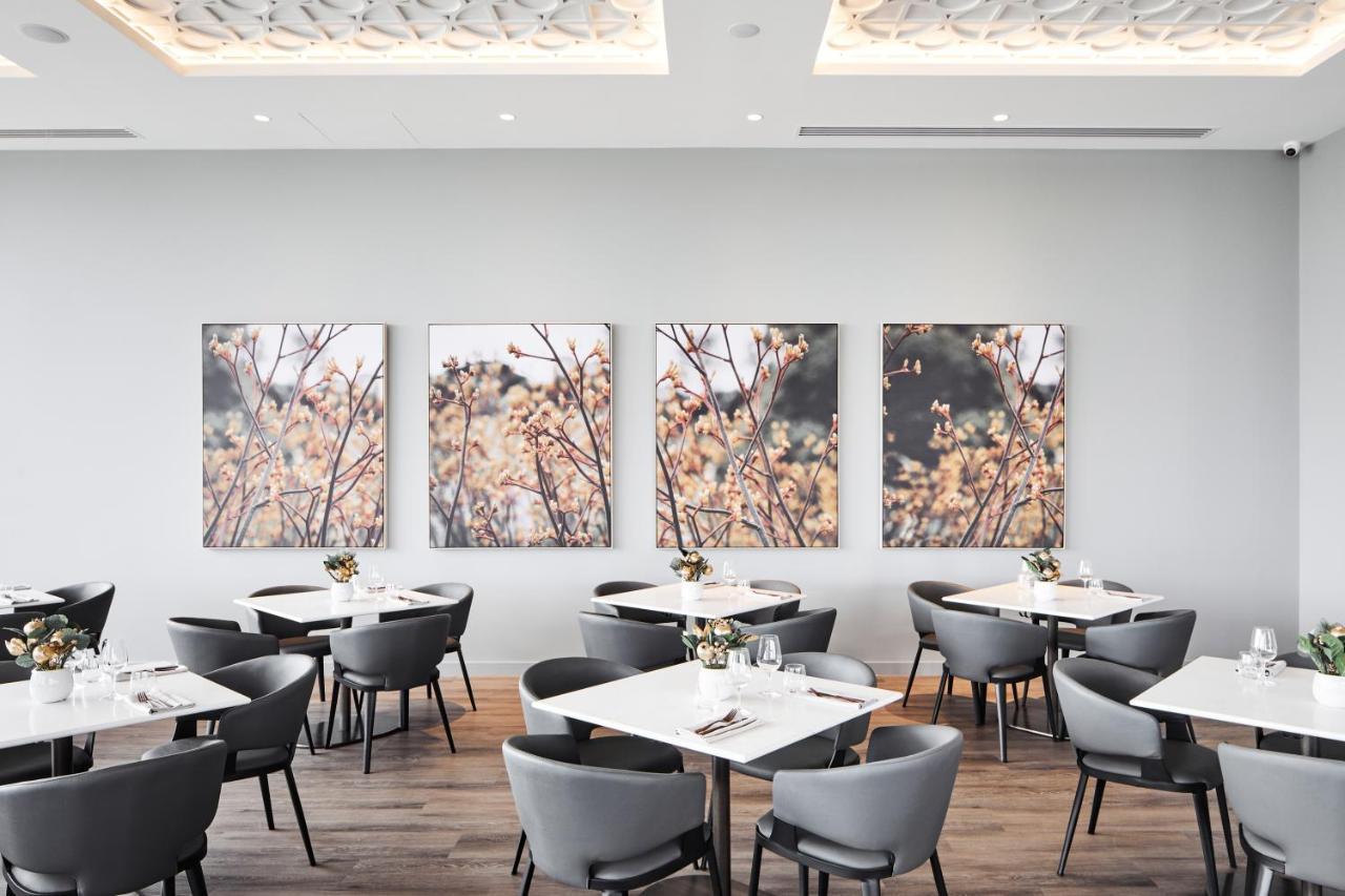 Oakwood Premier Melbourne Aparthotel Bagian luar foto The interior of the restaurant