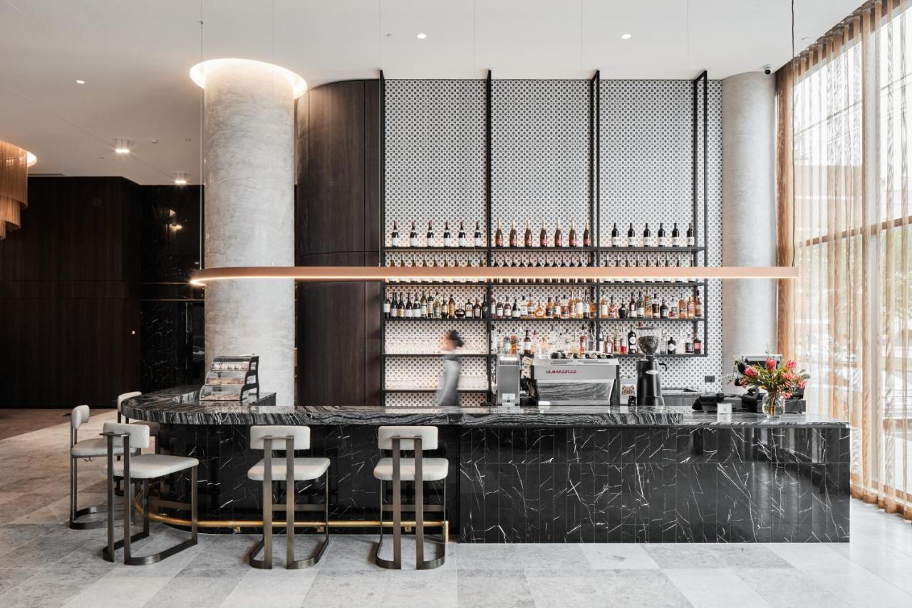 Oakwood Premier Melbourne Aparthotel Bagian luar foto The bar at the hotel