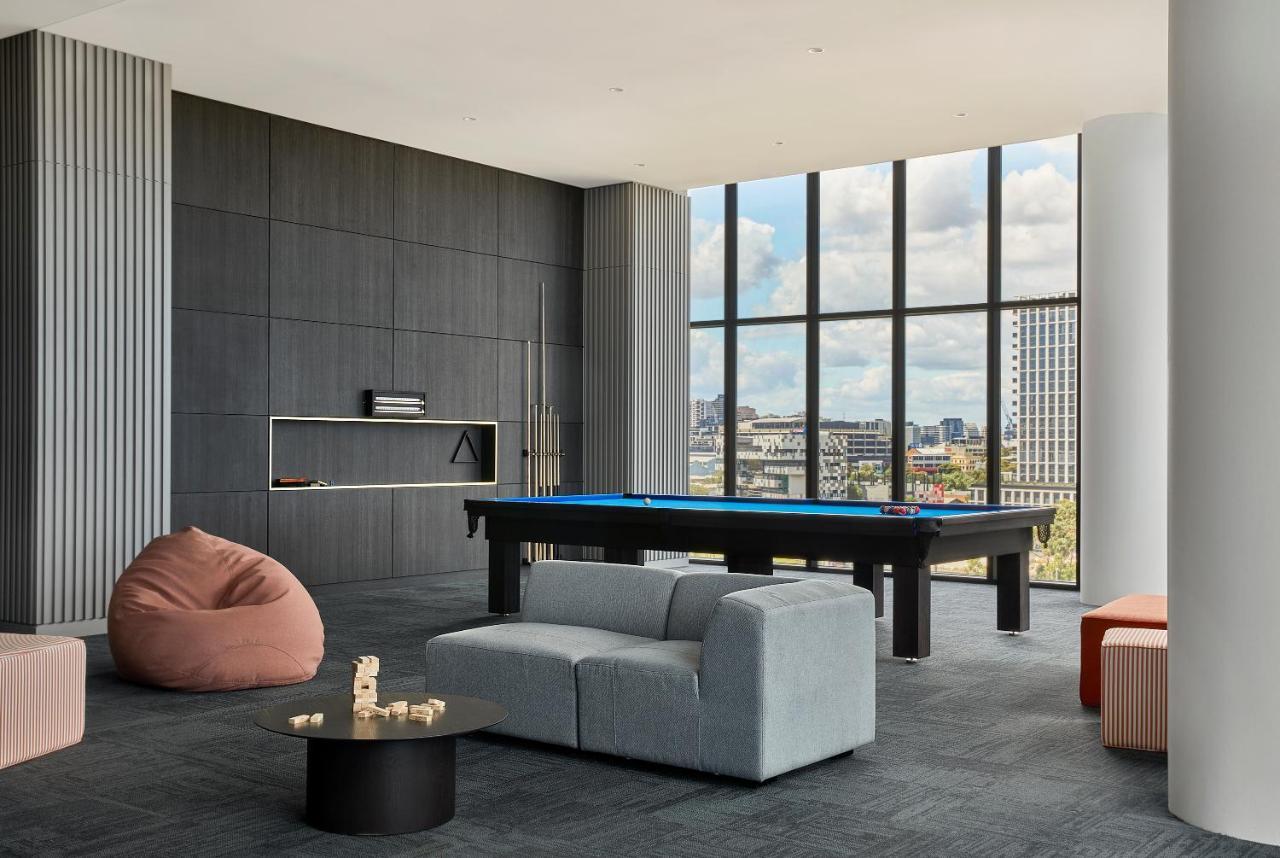 Oakwood Premier Melbourne Aparthotel Bagian luar foto The pool table at the top of the building