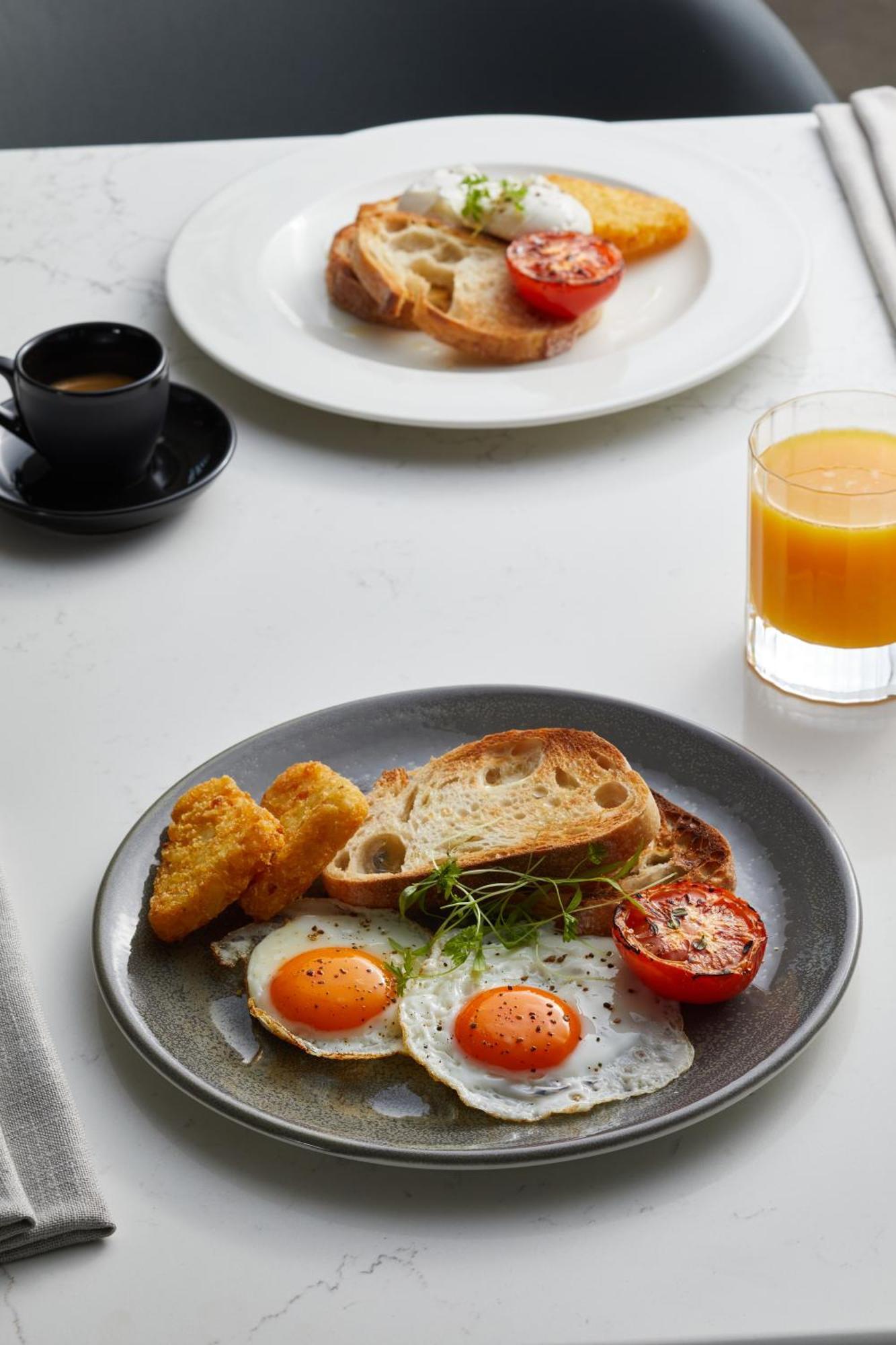 Oakwood Premier Melbourne Aparthotel Bagian luar foto A breakfast at the restaurant