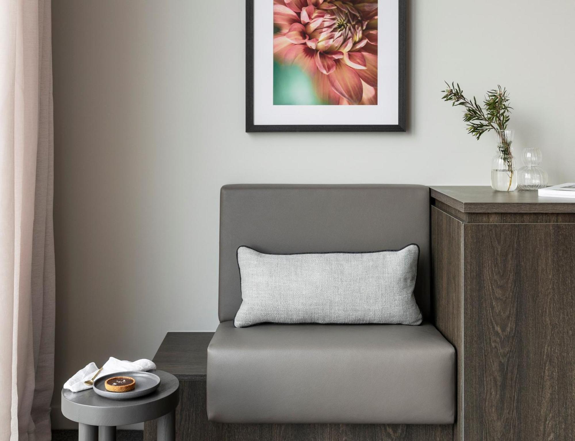 Oakwood Premier Melbourne Aparthotel Bagian luar foto A chair in a hotel room