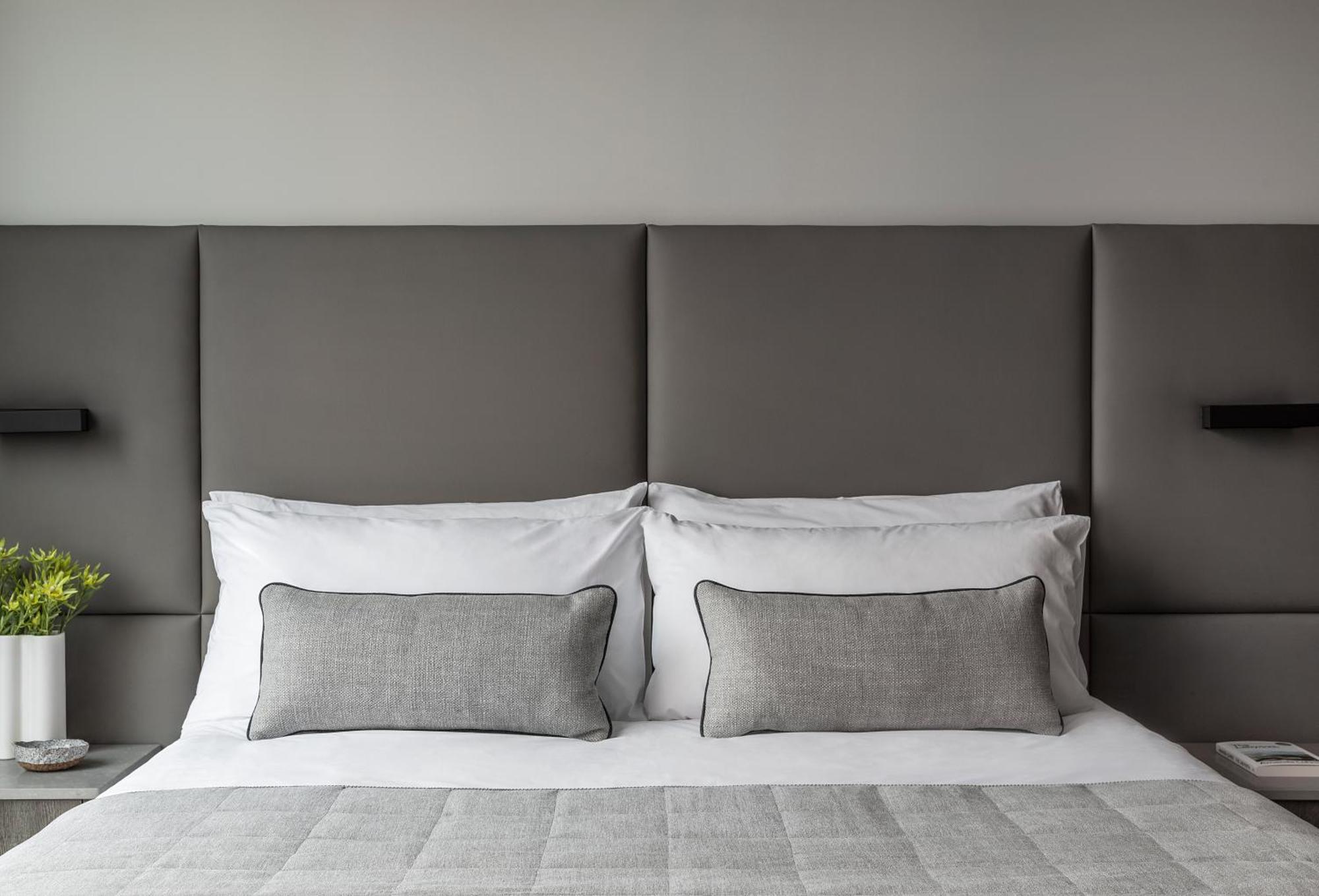 Oakwood Premier Melbourne Aparthotel Bagian luar foto A bed with a headboard
